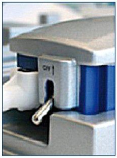 Chromatographiesystem, Nahaufnahme eines Drehschalters an der Stromversorgung, der in der analytischen Trennung verwendet wird.