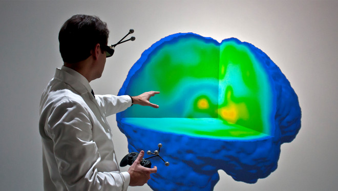 Visualizzazione virtuale del cervello; scienziato che utilizza la proiezione 3D per l'analisi dell'attività neurale.