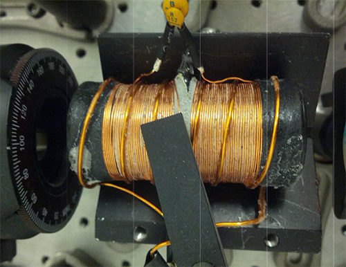 Electromagnet in static equilibrium experiment, core with copper coil, magnetic field analysis.