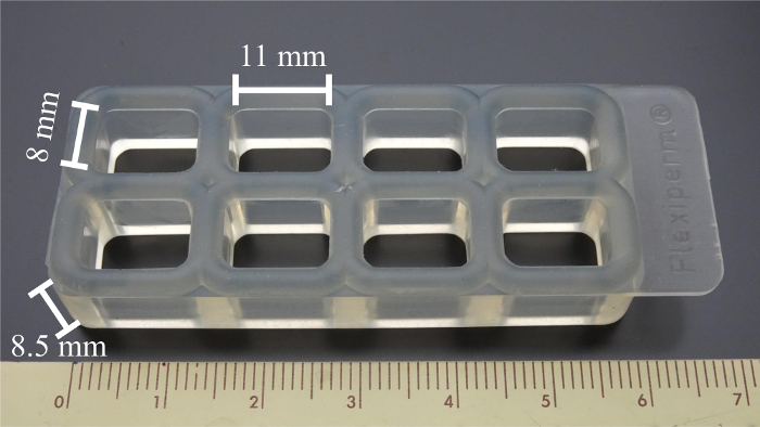Silicone grid chamber for cell culture, dimensions labeled for scientific measurement accuracy.