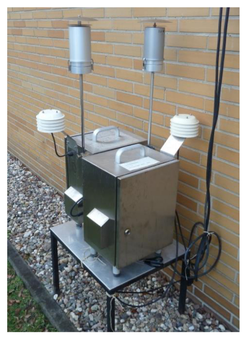 Outdoor weather station setup, temperature and humidity sensors, climate data collection.