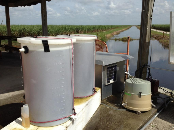 Rainwater filtration setup in agricultural field, diagram illustrating water purification process.