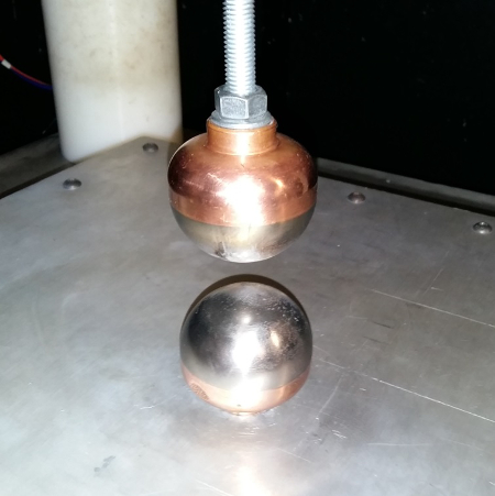 Static equilibrium demonstration; metal spheres setup; physics experiment.