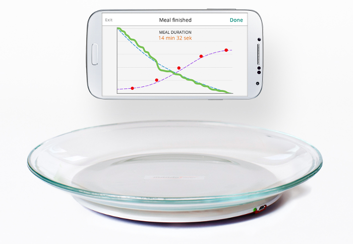 Smart plate measuring meal duration with app data chart, tracking eating habits, nutrition analysis.