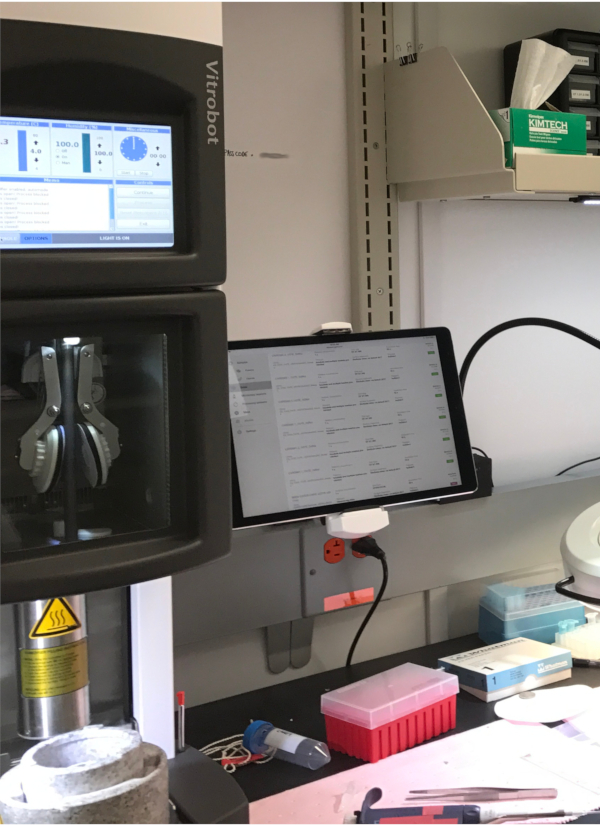 figure-results-1 Electron microscopy setup with vitrification system and control panel for cryo-sample preparation.