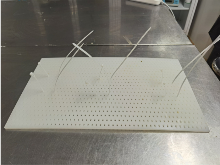 figure-protocol-2 Static equilibrium diagram with rods on pegboard, illustrating force principles and balance.