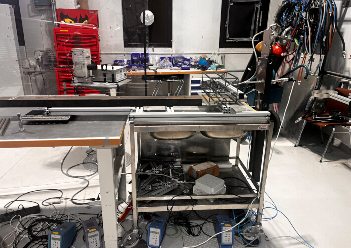 Physics lab experiment setup; static equilibrium; force analysis equipment; cables and sensors.