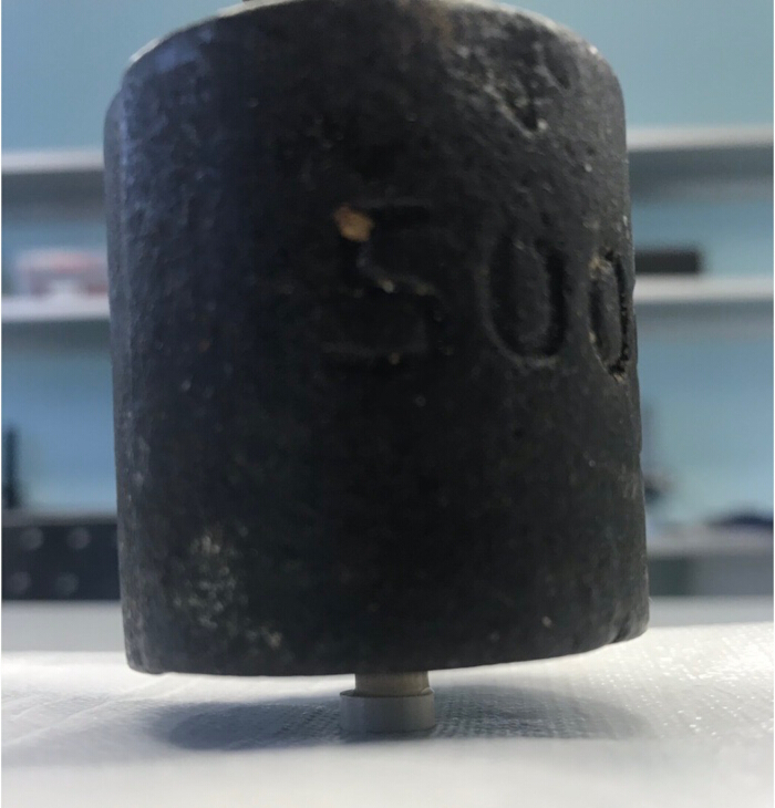 figure-results-5 Static equilibrium concept, 500g weight on surface, physics experiment setup, balance demonstration.
