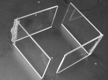 figure-protocol-1 Optical beam splitter, static equilibrium, glass prism arrangement, light path division analysis diagram.