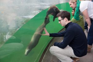 Dr. Leftwich with her students observing sea lions swim (photo credit: George Washington University)
